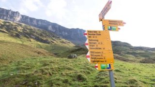 Wander-Wegweiser in der Urner Bergwelt als Symbolbild für das Thema Anlegen.